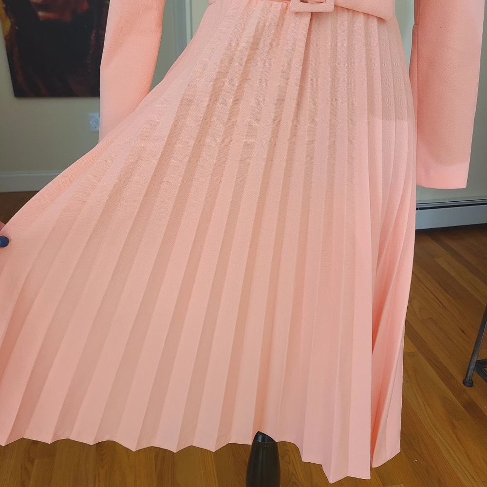 🌈SOLD🌈 VTG 60s 70s peach belted accordion pleated dress - Picture 2 of 6